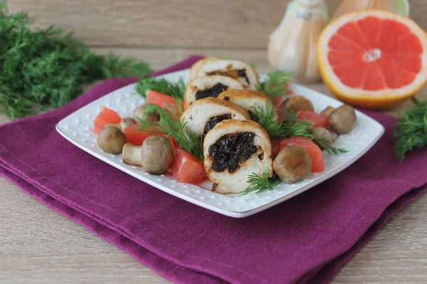 Rollo de pollo con ciruelas pasas — Foto de Stock