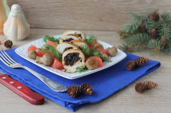 Rollo de pollo con ciruelas pasas — Foto de Stock