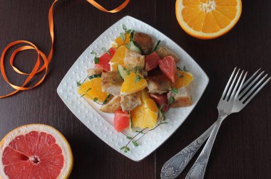 salata tavuk, portakal ve greyfurt 