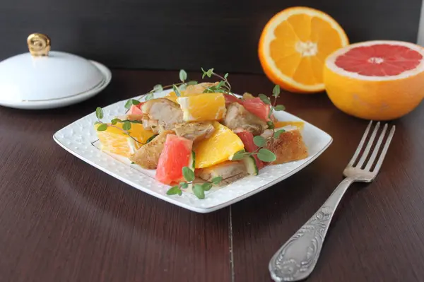 Ensalada con pollo, naranja y pomelo — Foto de Stock