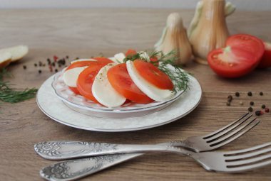 Caprese salatası ile domates, mozzarella