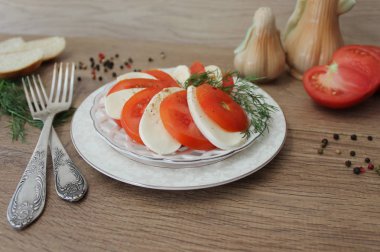 Caprese salatası ile domates, mozzarella