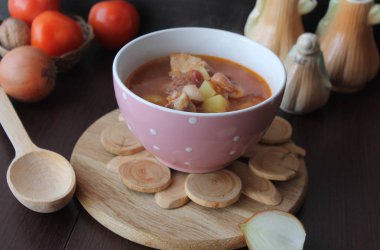 Ahşap arka plan üzerinde fasulye çorbası