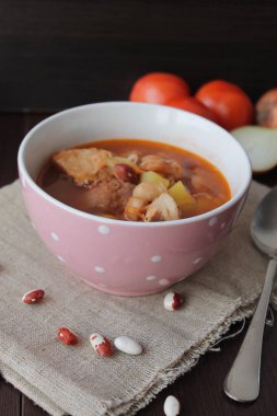 Ahşap arka plan üzerinde fasulye çorbası