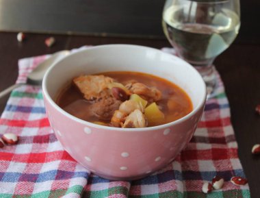 Ahşap arka plan üzerinde fasulye çorbası