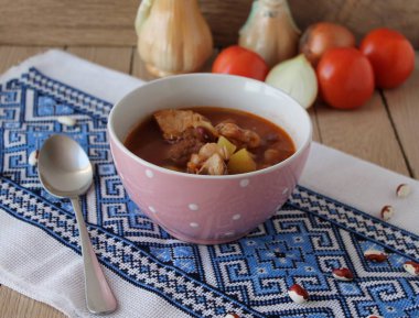 Ahşap arka plan üzerinde fasulye çorbası