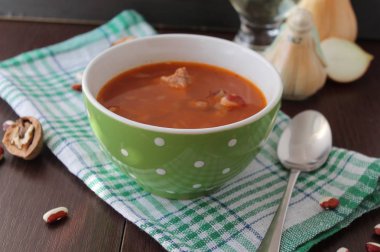 Ahşap arka plan üzerinde fasulye çorbası