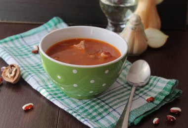 Ahşap arka plan üzerinde fasulye çorbası