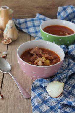 Ahşap arka plan üzerinde fasulye çorbası