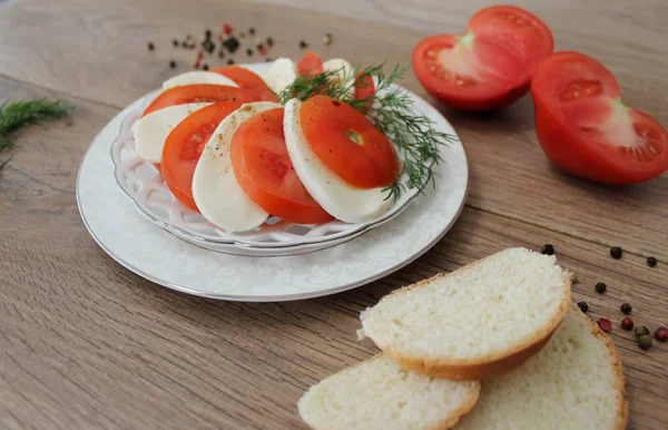 Salada Caprese com tomate, mussarela — Fotografia de Stock