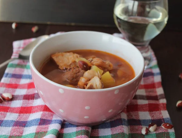 Ahşap arka plan üzerinde fasulye çorbası