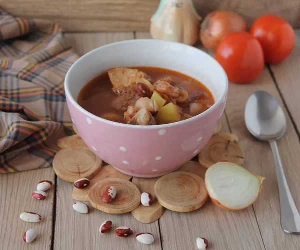 Ahşap arka plan üzerinde fasulye çorbası