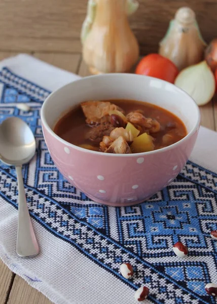 Ahşap arka plan üzerinde fasulye çorbası