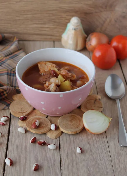 Sopa de feijão no fundo de madeira — Fotografia de Stock