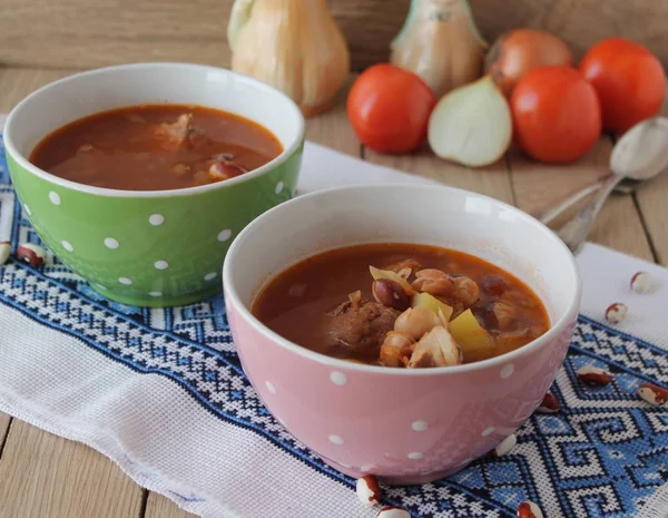 Ahşap arka plan üzerinde fasulye çorbası