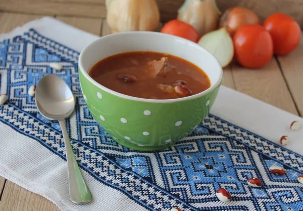 Ahşap arka plan üzerinde fasulye çorbası