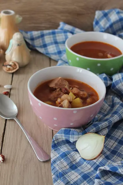 Ahşap arka plan üzerinde fasulye çorbası