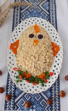Paskalya salata. Paskalya yemek partisi çocuklar için yaratıcı yiyecekler sanat fikir. Tematik Paskalya aperatif komik civciv dekore edilmiş yumurta sarısı ve sebze şeklinde