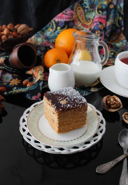 一杯のコーヒーと蜂蜜ケーキ marlenka — ストック写真