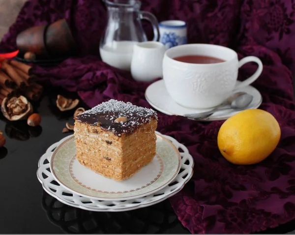 一杯のコーヒーと蜂蜜ケーキ marlenka — ストック写真
