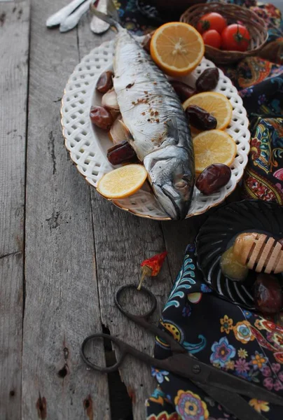 Makrely pečené fíky s medem a cibulí, zdravé jídlo. Selektivní fokus. — Stock fotografie