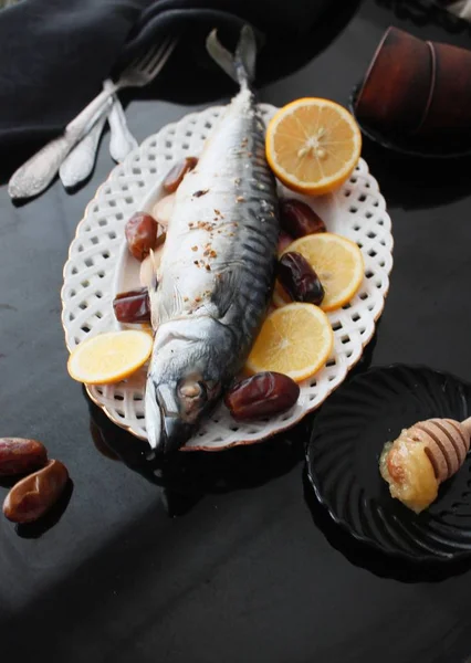 Makrely pečené fíky s medem a cibulí, zdravé jídlo. Selektivní fokus. — Stock fotografie