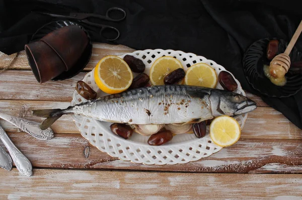 Makrely pečené fíky s medem a cibulí, zdravé jídlo. Selektivní fokus. — Stock fotografie