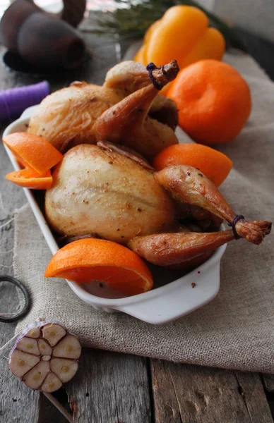 Codornices al horno, Codornices al horno con verduras, Comida Saludable , — Foto de Stock