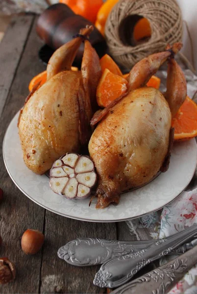 Wachteln gebacken, Wachteln mit Gemüse gebacken, gesunde Ernährung, — Stockfoto