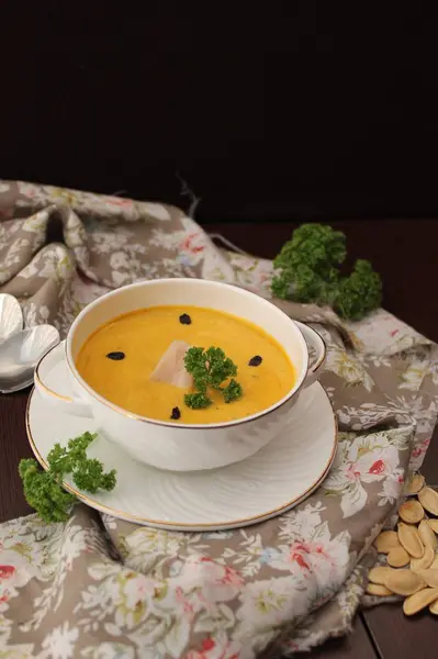 Supă cremă de dovleac cu afine — Fotografie, imagine de stoc