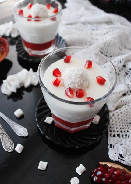 Pannacotta s granátové jablko želé — Stock fotografie