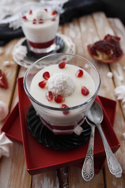 Pannacotta s granátové jablko želé — Stock fotografie