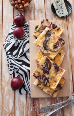 Mor soğan, pastırma ve elma (Flammkuchen), seçici odak ile tart flambee