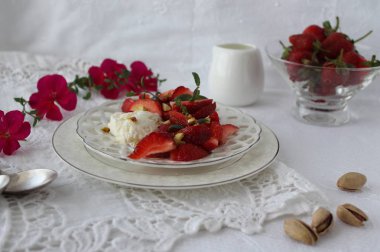 çilek, portakal, fıstık ile meyve salatası