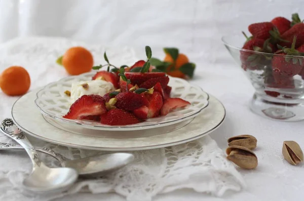 Fruit salad with strawberries, oranges, pistachios — Stock Photo, Image