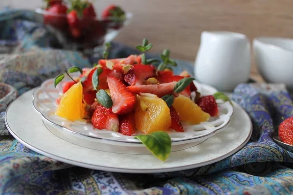 Ensalada de frutas con fresas, naranjas, pistachos — Foto de Stock