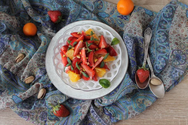 Ensalada de frutas con fresas, naranjas, pistachos — Foto de Stock