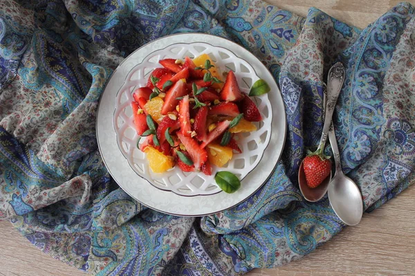 Ensalada de frutas con fresas, naranjas, pistachos — Foto de Stock