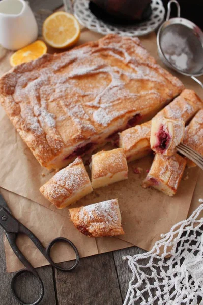 Torta di prugne. Torte con ricotta Cheese, Cheesecake.Concetto di sana Mangiare.Copia spazio.fuoco selettivo . — Foto Stock