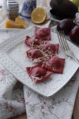 Ev yapımı pancar mantı 