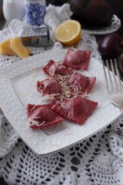 Ev yapımı pancar mantı 