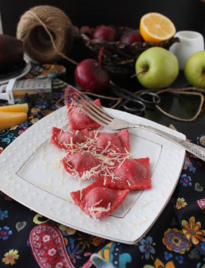 Ev yapımı pancar mantı 