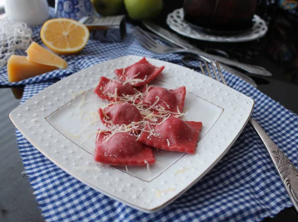 Ravioles de remolacha caseros — Foto de Stock