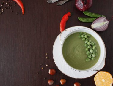 Yeşil bezelye krem çorba kase 