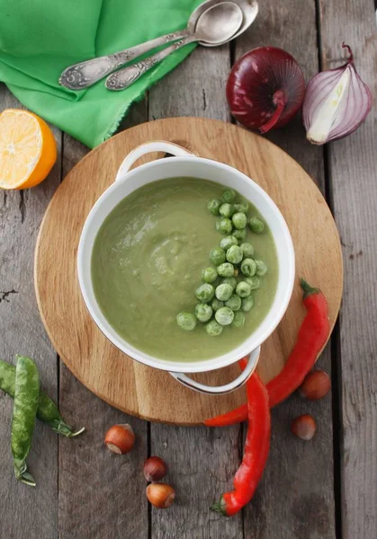 Green pea cream soup in bowl — Stock Photo, Image