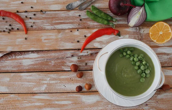 Sopa de crema de guisante verde en bowl — Foto de Stock