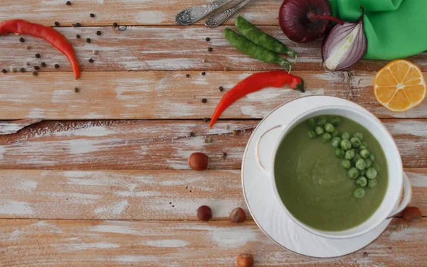 Sopa de crema de guisante verde en bowl — Foto de Stock