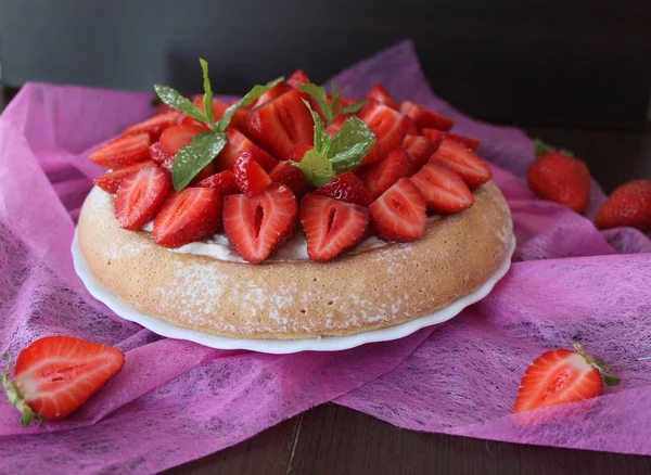 Gâteau aux fraises fait maison — Photo