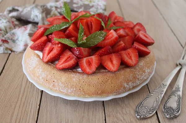 Gâteau aux fraises fait maison — Photo