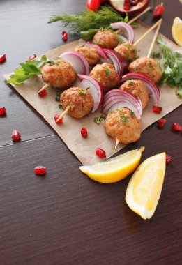 Köfte şiş, köfte ve kırmızı soğan lezzetli oryantal mutfağı, görünümü top